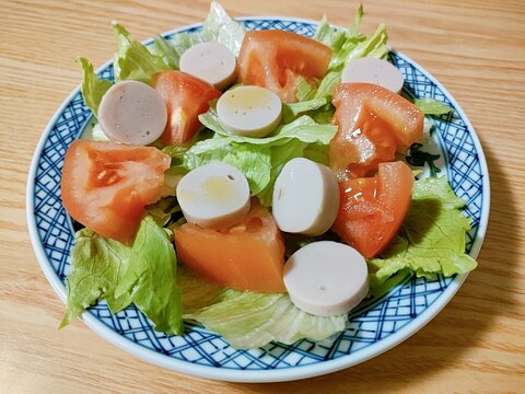 レタスと魚肉ソーセージとトマトのサラダ